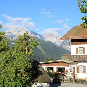 Pfeiffer Alm Am Sonnenhang Mit Blick Auf Zugspitze , Garmisch-Partenkirchen Germany
